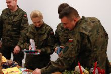 przekazanie żołnierzom służącym na granicy polsko-białoruskiej kartek i upominków wykonanych przez uczniów